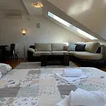 Hostel One 2 *