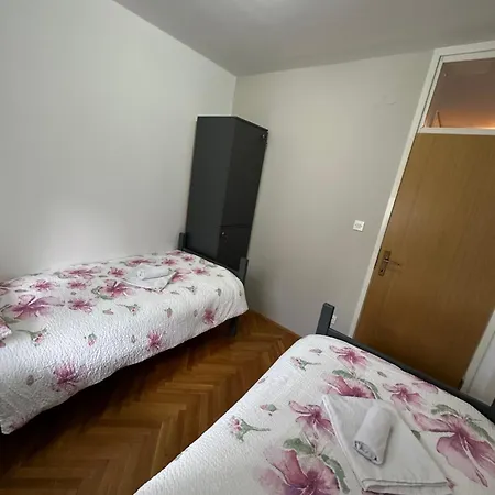 One 2 Hostel *