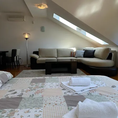 Hostel One 2 *